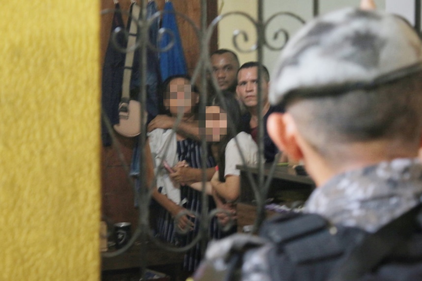 Criminosos invadem casa e fazem família refém para fugir de abordagem da Rocam em Manaus
