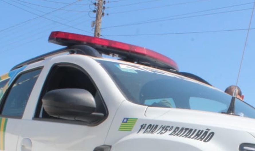 Mãe é presa após ser flagrada fazendo sexo na frente da filha de 2 anos em avenida