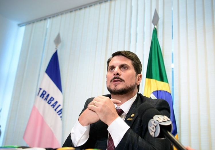 Moraes abre investigação contra Marcos do Val e notifica Globo e CNN