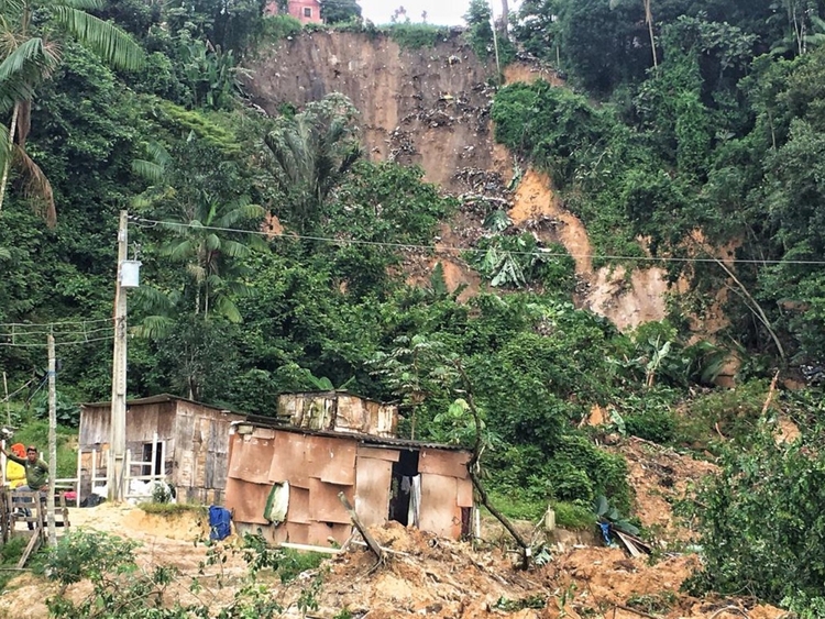 Quase 200 famílias ficam desabrigadas após temporal com deslizamentos em Manaus