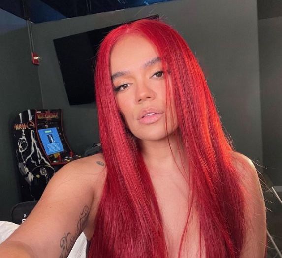 Karol G aparece irreconhecível em foto de revista e se revolta: ‘eu não sou assim'