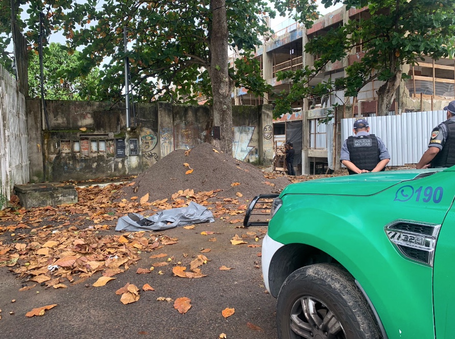 Trabalhadores encontram corpo em decomposição boiando no Rio Negro em Manaus
