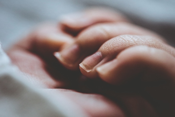 Casal mata filha de 1 ano por acreditar que ela atraía azar