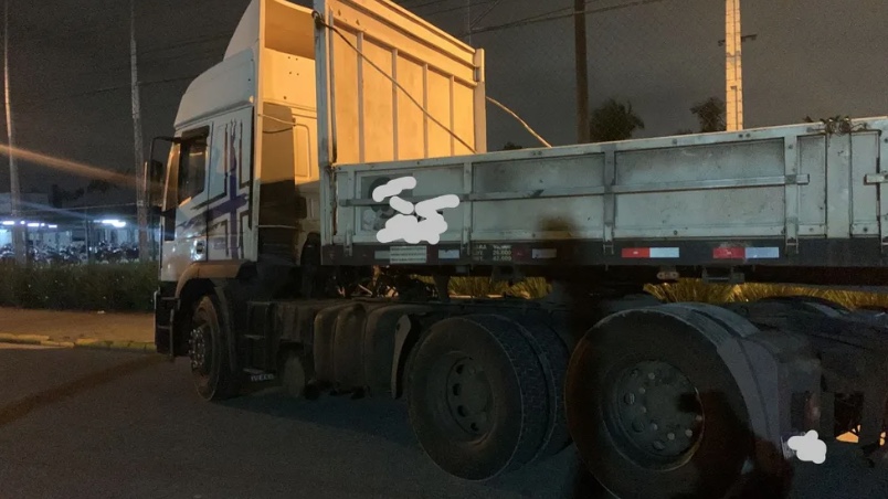 Pai salva filha ao empurrar carrinho de bebê, mas morre atropelado por caminhão