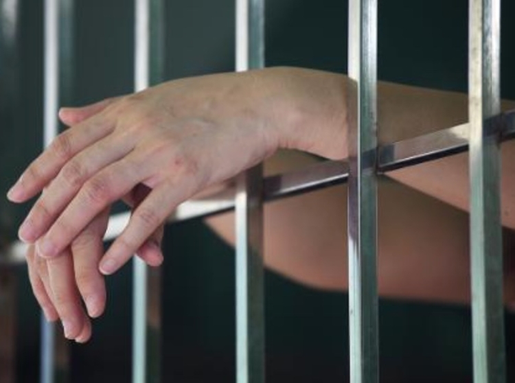 Mulher se entrega à polícia após matar marido e alega que ele estuprava filha