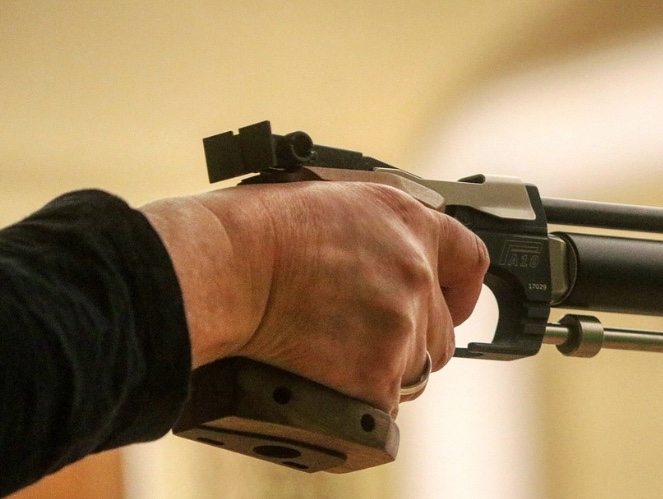 Inconformado com separação, homem ameaça ex-mulher com arma falsa em Manaus