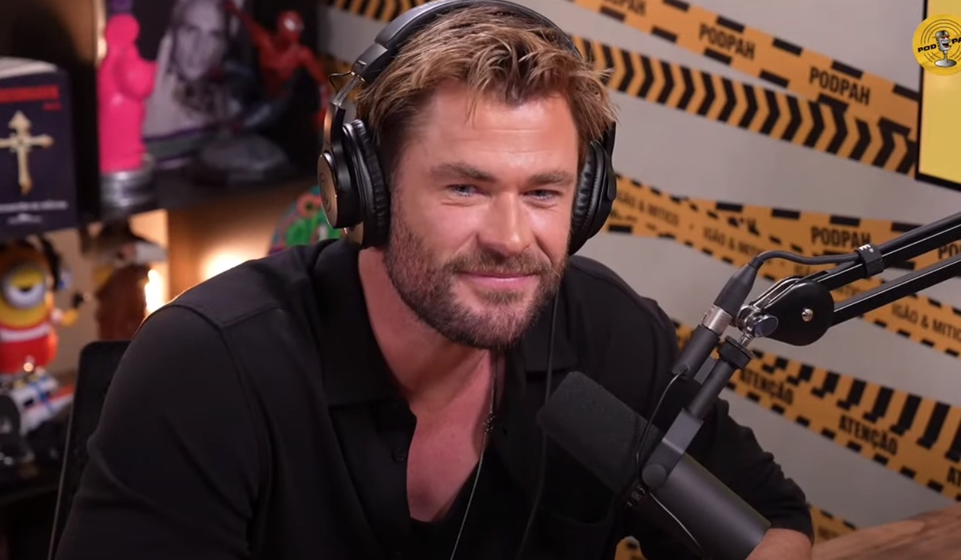 No Brasil, Chris Hemsworth participa do PodPah, toma açaí e prepara pão australiano