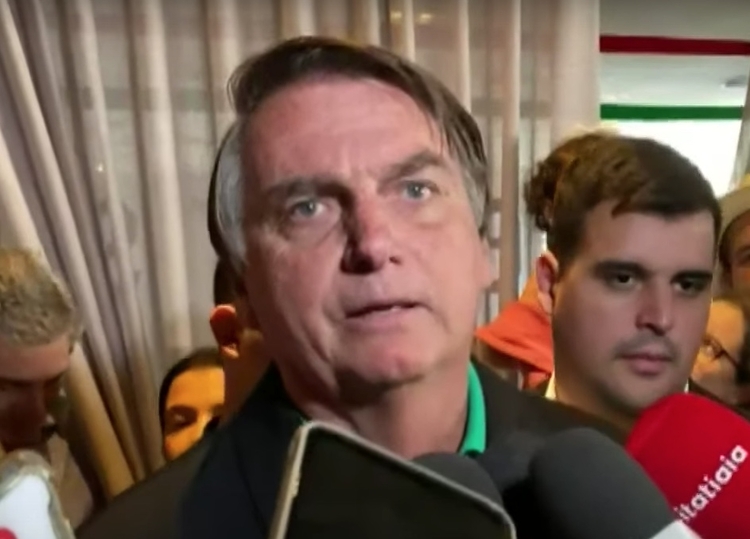 Bolsonaro diz que levou 'uma facada nas costas' após TSE torná-lo inelegível