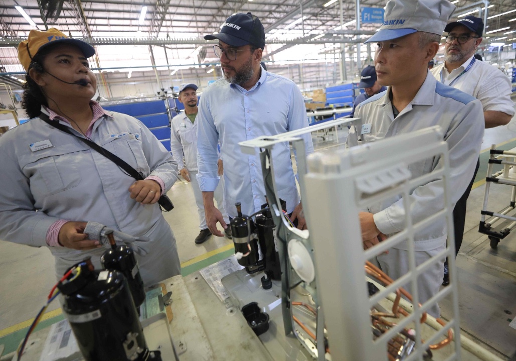 Wilson Lima visita fábrica em Manaus e pede proteção à ZFM na reforma tributária
