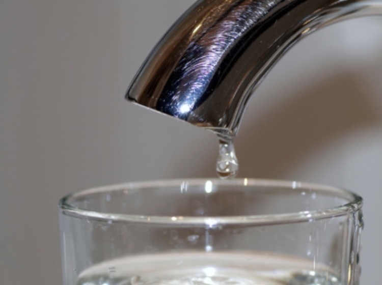 Bairros de Manaus continuam sem água neste sábado e reabastecimento tem novo prazo