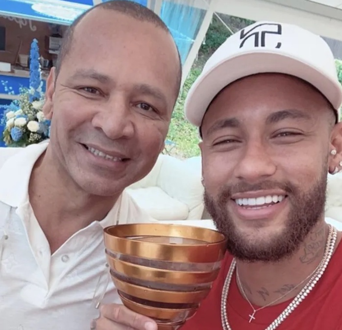 Pai de Neymar rebate críticas ao filho após flagra com mulheres na Espanha: 'É solteiro'