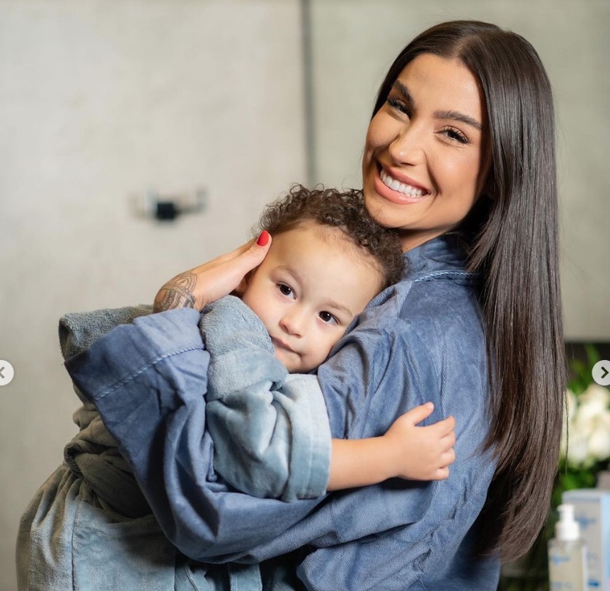 Bianca Andrade e filho de 2 anos sofrem acidente de carro