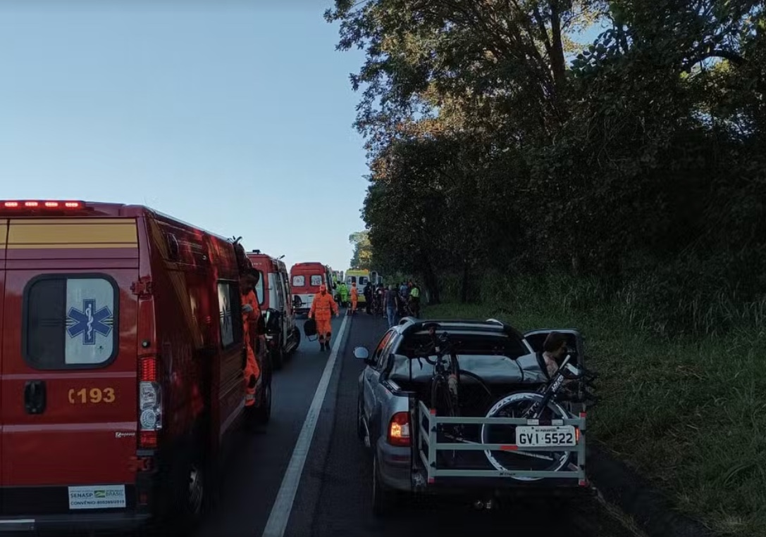 Grupo de ciclistas é atropelado por van; vítimas estão em estado grave