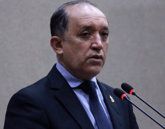 Prof. Samuel rebate críticas após dizer que bolacha com suco é o suficiente para alunos em Manaus