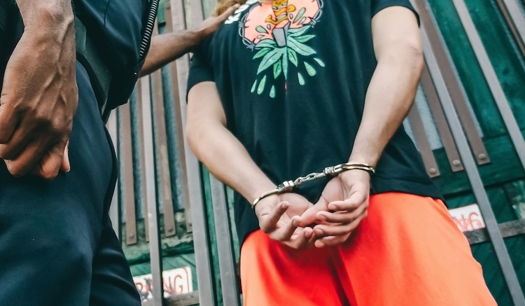 Criminoso invade casa e morde rosto de adolescente ao tentar estuprá-la no Amazonas