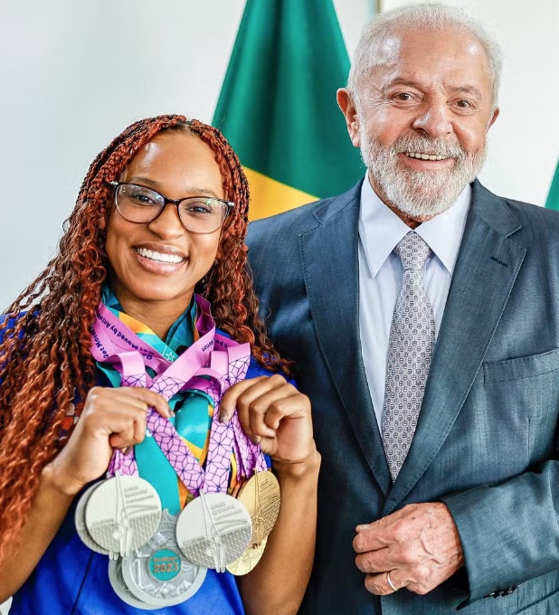 Lula parabeniza Rebeca Andrade por ouro em Paris: "Maior medalhista olímpica da história"