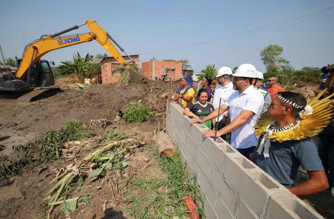 Governador Wilson Lima vistoria obras de drenagem e pavimentação no Parque Solimões