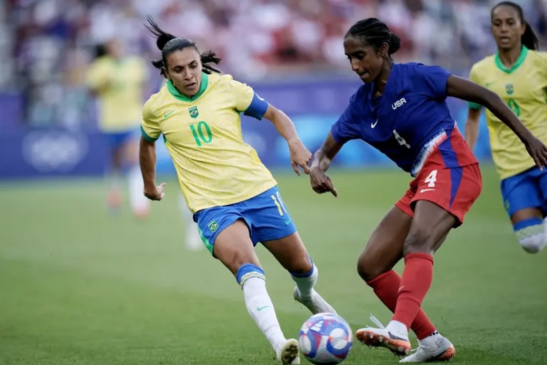 Brasil perde para os EUA por 1 a 0 e leva medalha de prata no futebol feminino