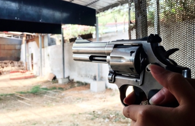 Clubes de tiro que já funcionam próximos a escolas devem fechar nos horários de aulas, diz Governo