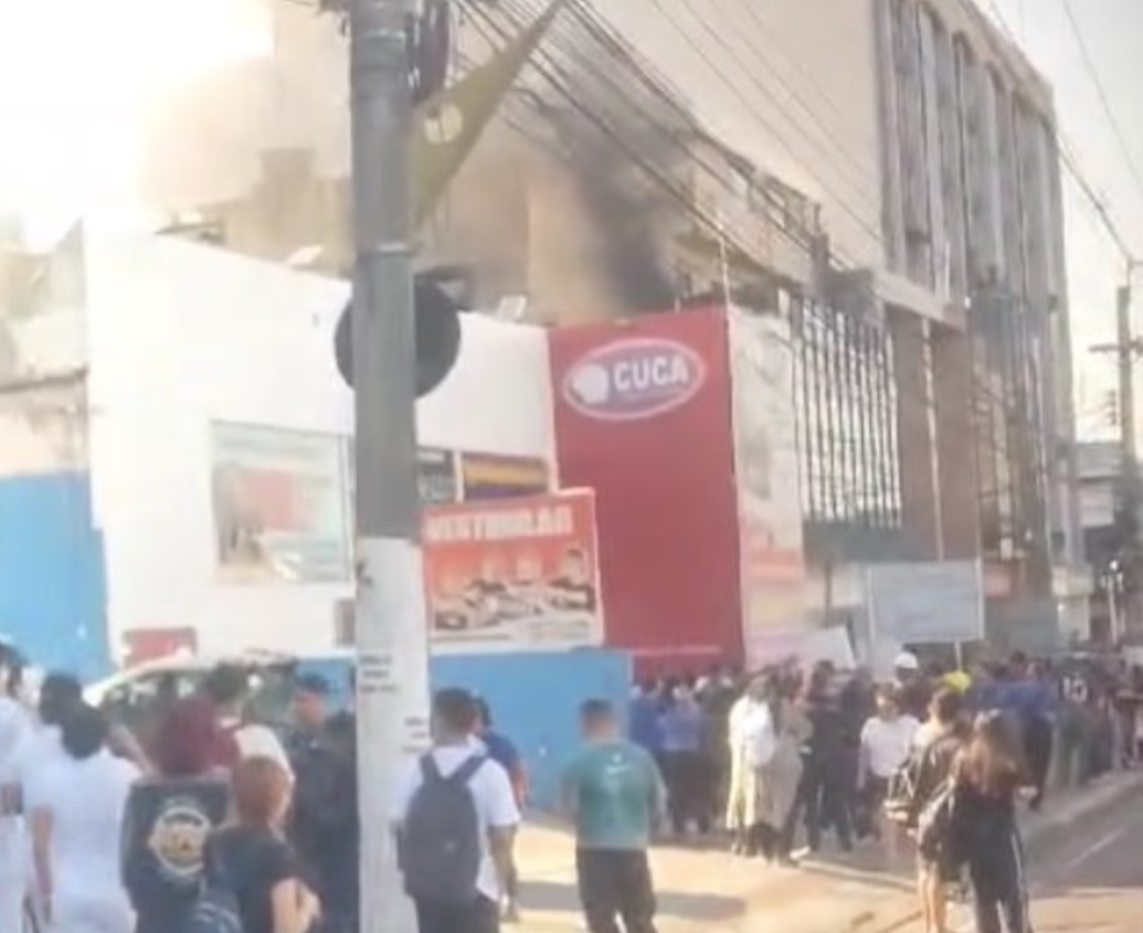 Alunos evacuam prédio de curso preparatório após princípio de incêndio em Manaus
