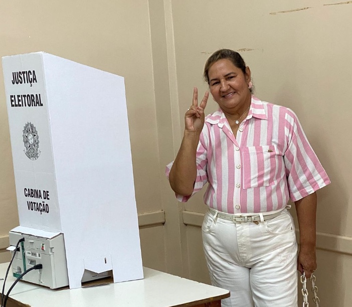 Prefeita eleita no Amazonas votou escoltada por PMs após perseguição de adversários