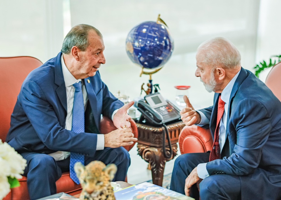 Omar Aziz se reúne com Lula para discutir ações de combate à seca no Amazonas