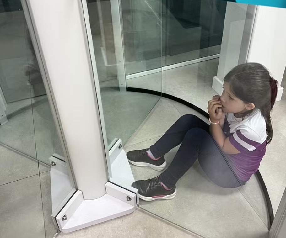 Menina fica presa em porta giratória de banco e mobiliza resgate