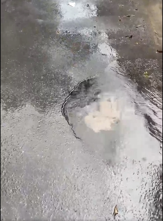 Cano quebrado deixa moradores sem água na Zona Leste