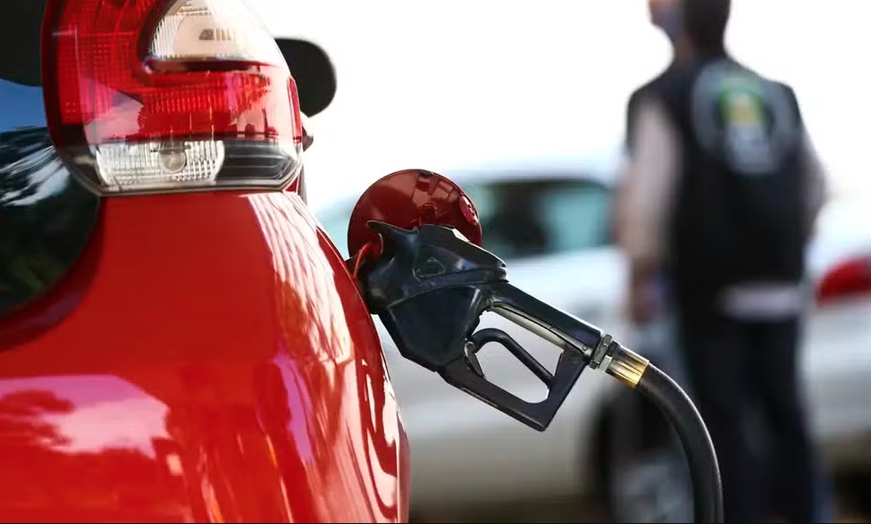 Petrobras avisa Lula que precisa reajustar diesel; preço pode subir até R$ 0,24 por litro