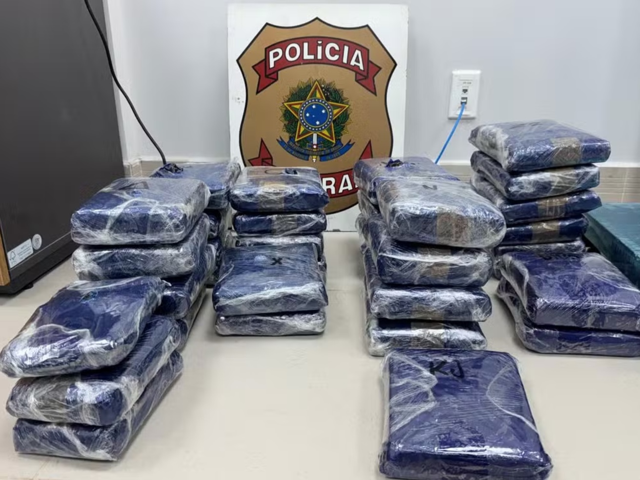 Mulheres são presas com 43 kg de drogas escondidas dentro de malas em aeroporto 