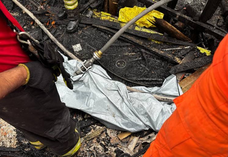 Bombeiros encontram corpo de mãe que voltou para tentar salvar filho em incêndio  