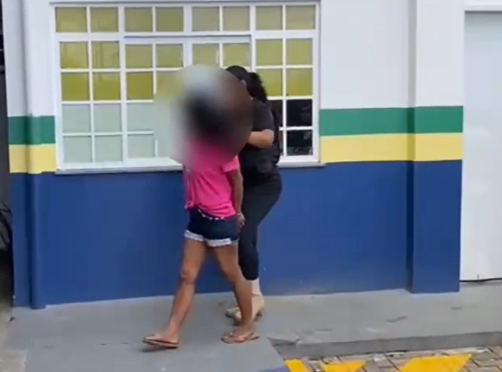 Madrasta é presa por prostituir e torturar enteadas em Manaus, vítimas engravidaram