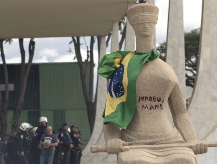 STF concede prisão domiciliar a mulher que pichou estátua da Justiça