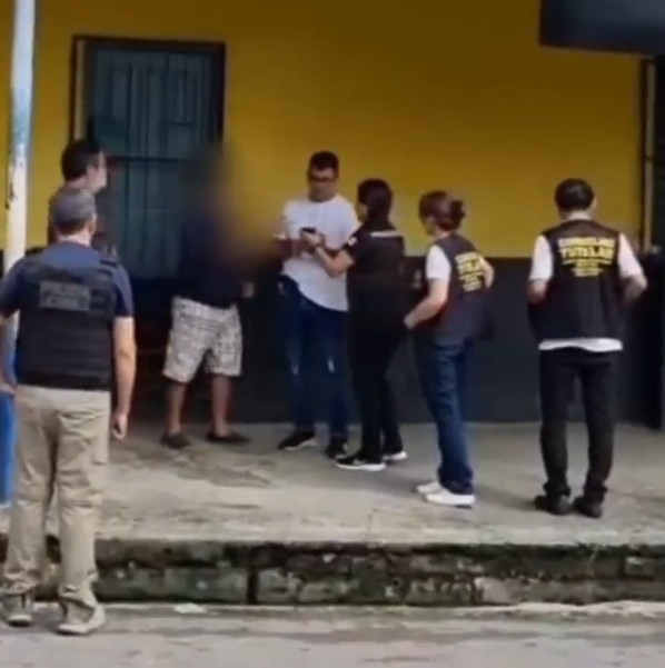 Adolescente abusada por idoso estava caída em banheiro ao lado de salsichas: 'Parecia um animal'