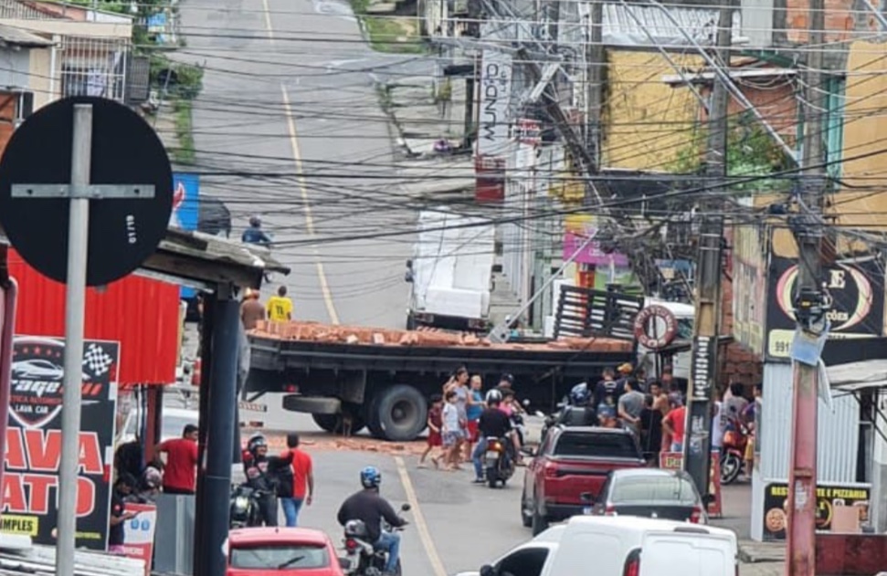 Caminhão desgovernado carregado de tijolos destrói casa no Parque das Nações