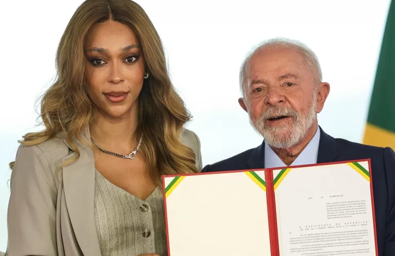 Lula diz que Brasil vai cobrar EUA por mudança de gênero em visto de Erika Hilton