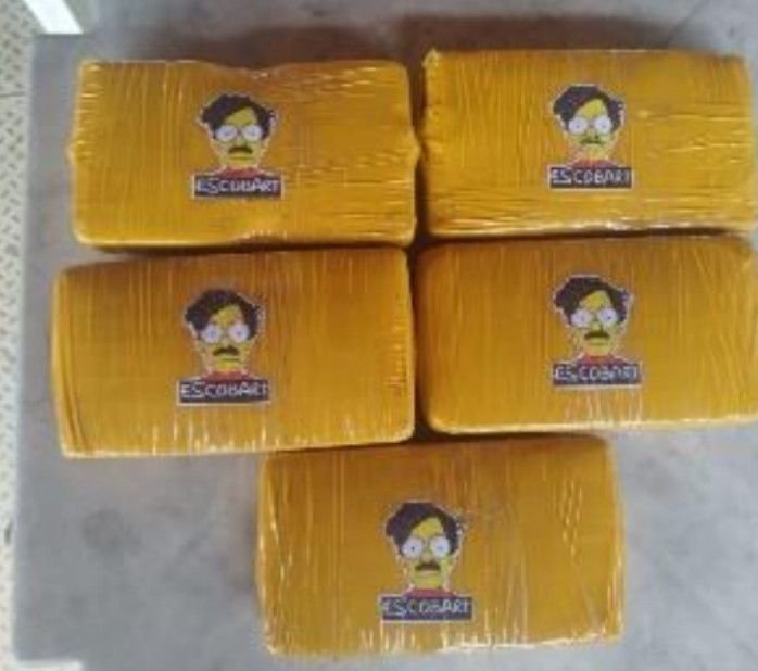 Homem é preso ao ser flagrado em vídeo escondendo cocaína em barco no Amazonas