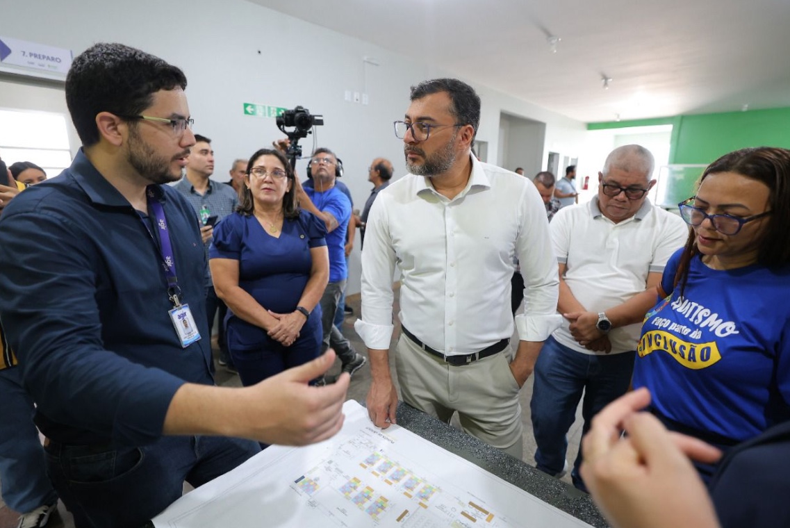 Wilson Lima vistoria obras de novo centro voltado para crianças com autismo no Jorge Teixeira 