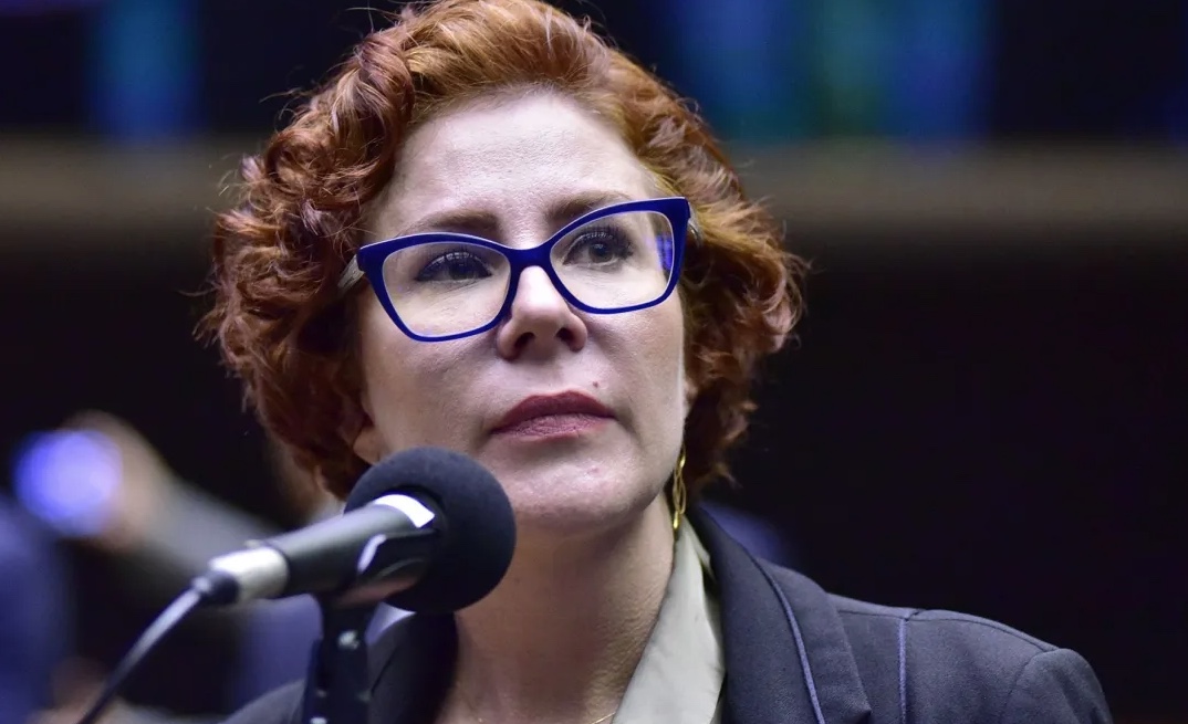 Foragida, Zambelli diz ter se emocionado com apoio em ato na Paulista