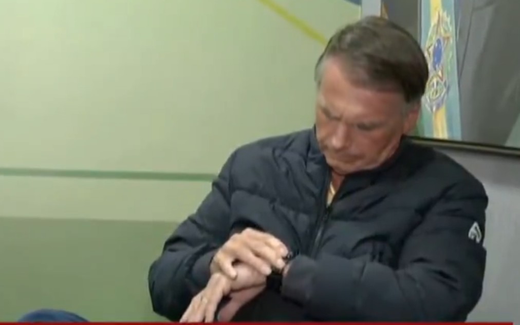 Bolsonaro deixa entrevista para voltar para casa no horário determinado pelo STF; vídeo