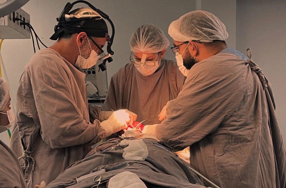 Equipe do Hospital Adriano Jorge retira tumor raro de 2 kg da mandíbula de paciente