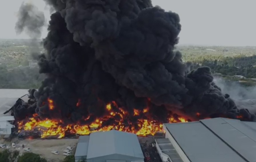 Incêndio em fábrica no Distrito Industrial já dura mais de 18 horas 