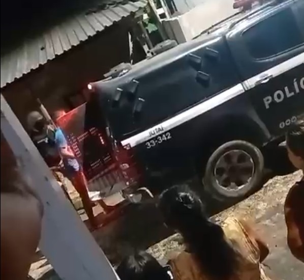 Adolescente nega ter jogado água em criança: 'Sou mãe, não faria isso'