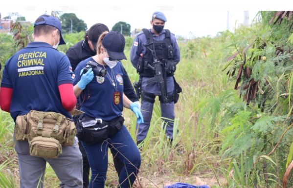Com fio amarrado ao pescoço, jovem é jogado de dentro de carro em Manaus