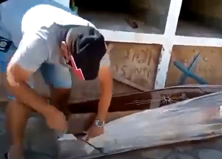 Vereador abre caixão de morto com suspeita de covid antes de enterro