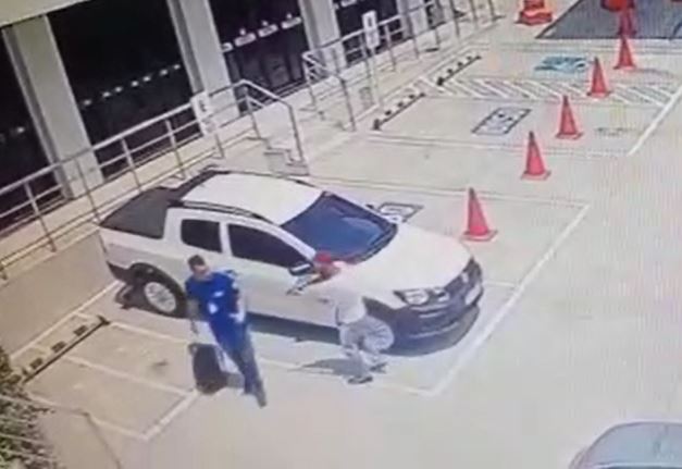 Vídeo mostra funcionário sendo roubado ao chegar em posto com R$ 51 mil em Manaus