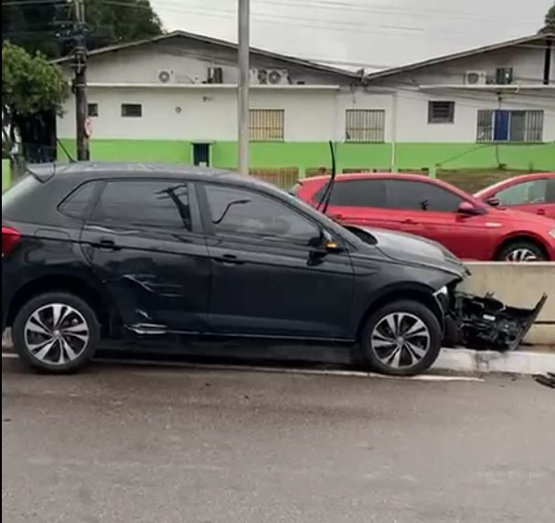 Carro colide com divisória de pista na Av. Boulevard Álvaro Maia 