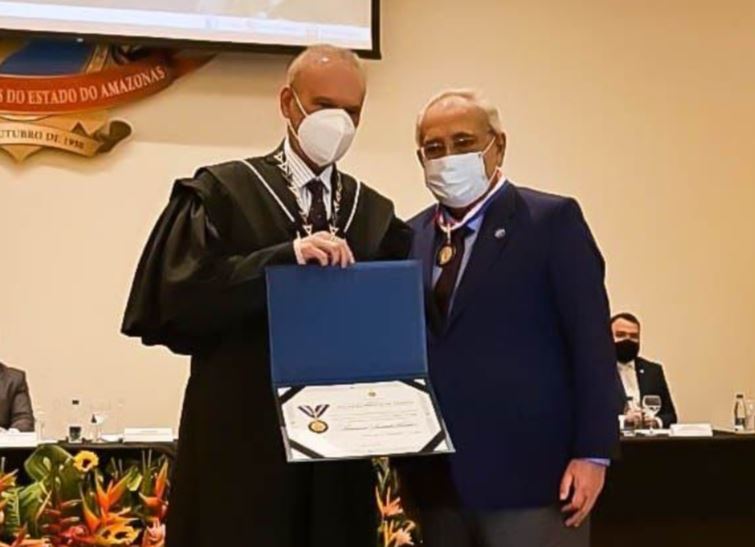 Amazonino é homenageado pelo Tribunal de Contas