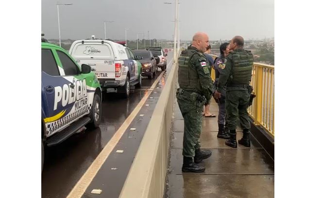 Bombeiros fazem buscas por paraquedista que caiu no Rio Negro; Três foram resgatados