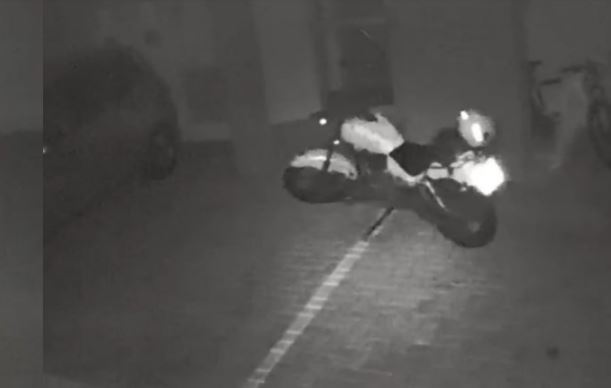 Assombrada? Moto anda sozinha por estacionamento e aterroriza internautas
